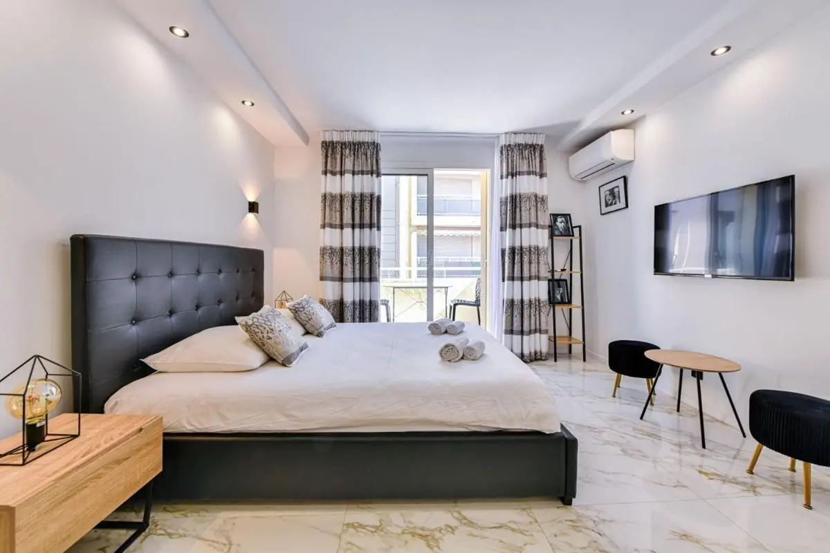 Image 5 of Large studio – 50m Cannes beach – terrace sea view