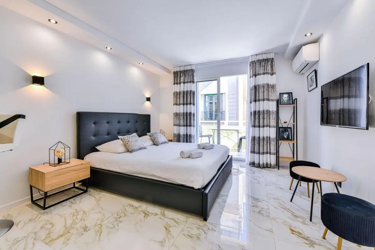 Image 1 of Large studio – 50m Cannes beach – terrace sea view