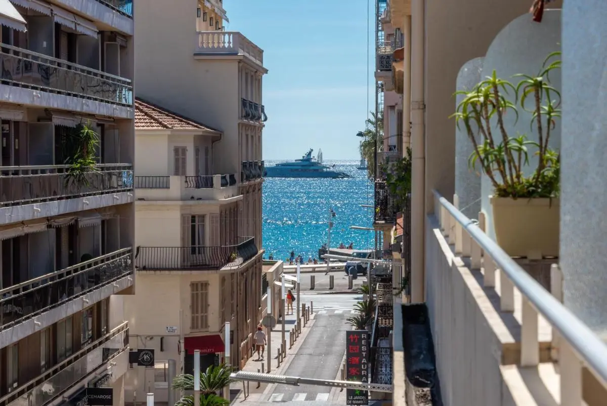 Image 4 of Large studio – 50m Cannes beach – terrace sea view