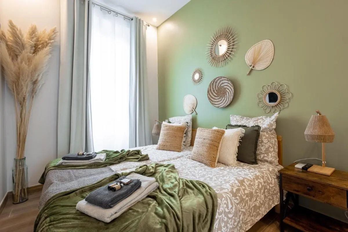 Image 2 of L’atelier des Artistes -Écrin de sérénité au coeur de Cannes – Balcon – Clim – Wifi