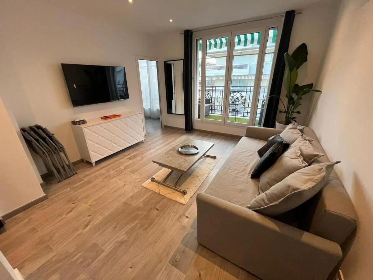 Image 1 of Le Montana – Festival-Centre-VueMer-Clim-Wifi