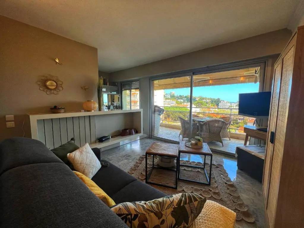 Image of Les Roses by Welcome to Cannes