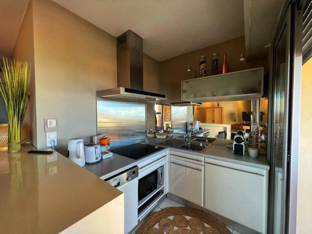 Image 1 of Les Roses by Welcome to Cannes