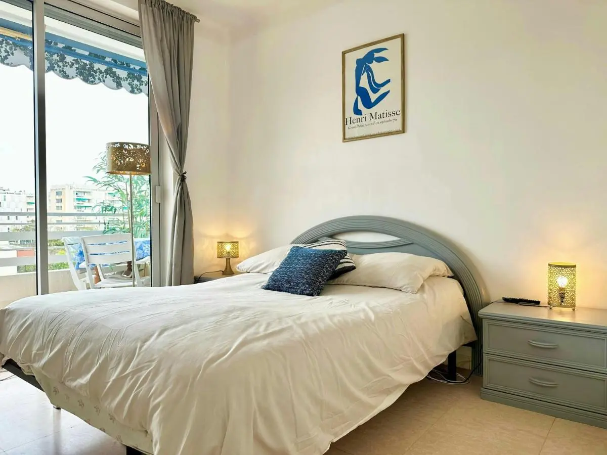 Image 1 of Nice 1 bedroom, sea view, 10 min from Cannes Center & Palais des Festivals