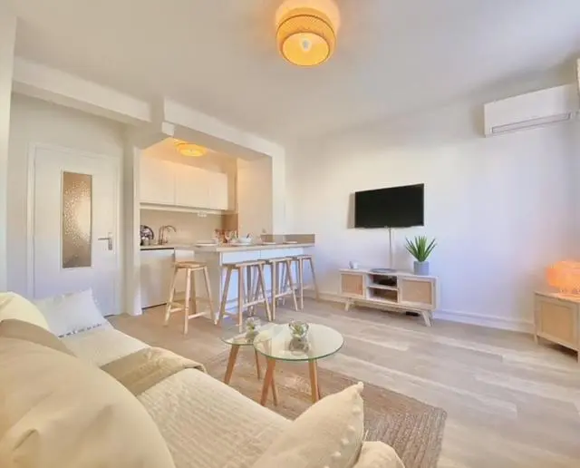 Image 4 of PACA Properties 57A – Studio cosy