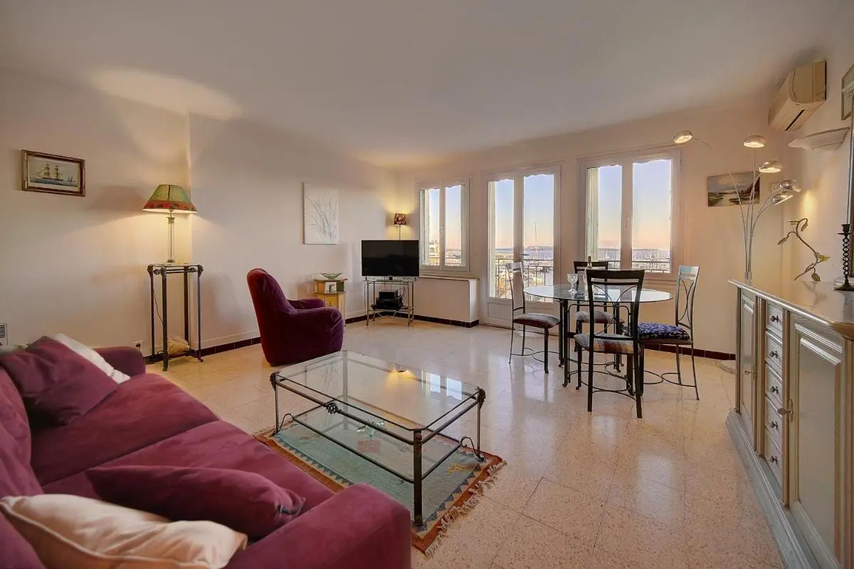 Image 3 of Spacieux 2 Pièces Vue panoramique sur Port de Cannes A1B47