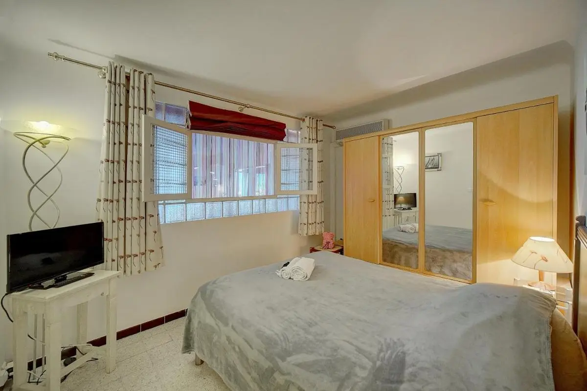 Image 1 of Spacieux 2 Pièces Vue panoramique sur Port de Cannes A1B47