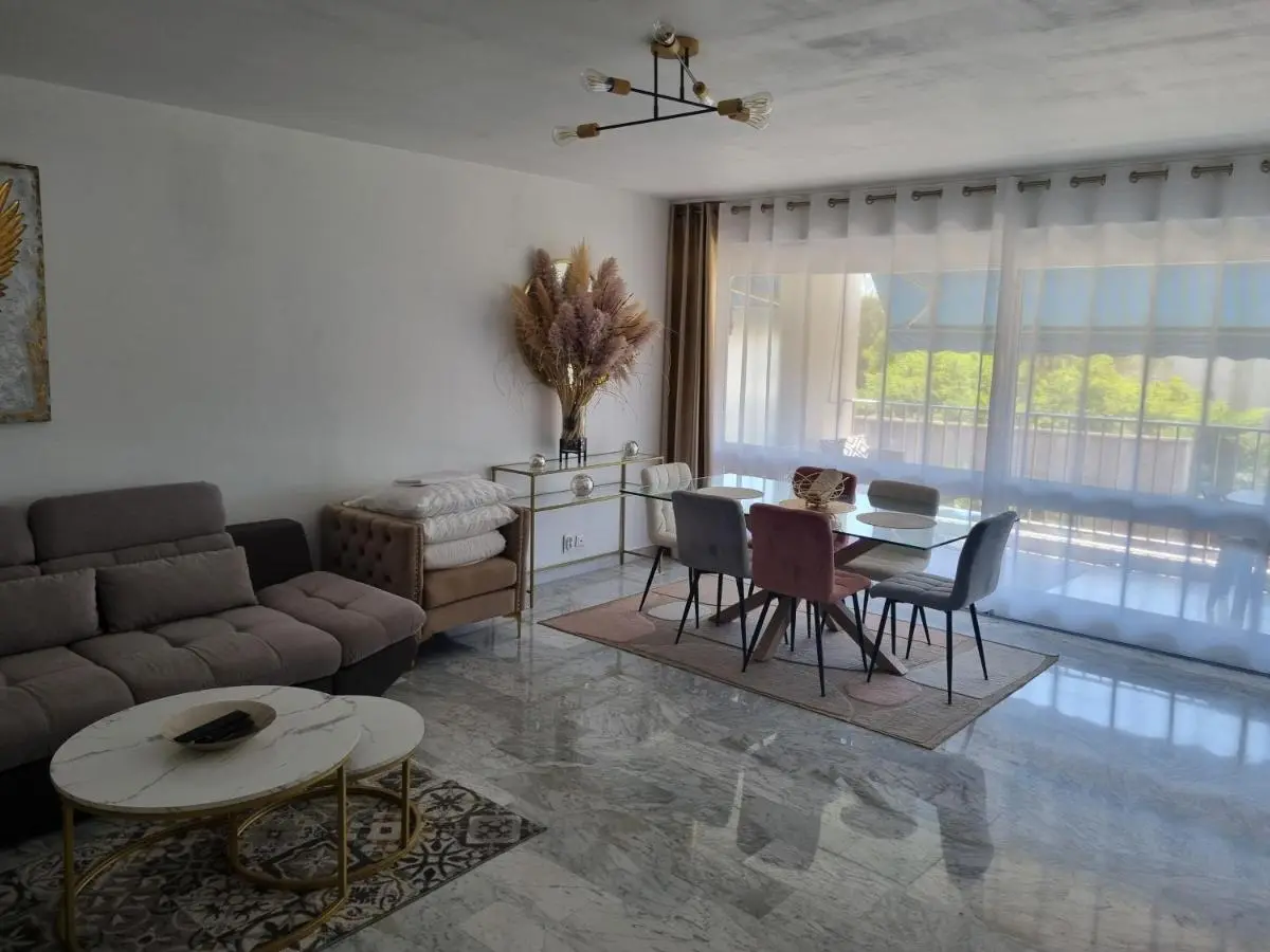 Image 2 of Spacieux 2 pièces terrasse et piscine