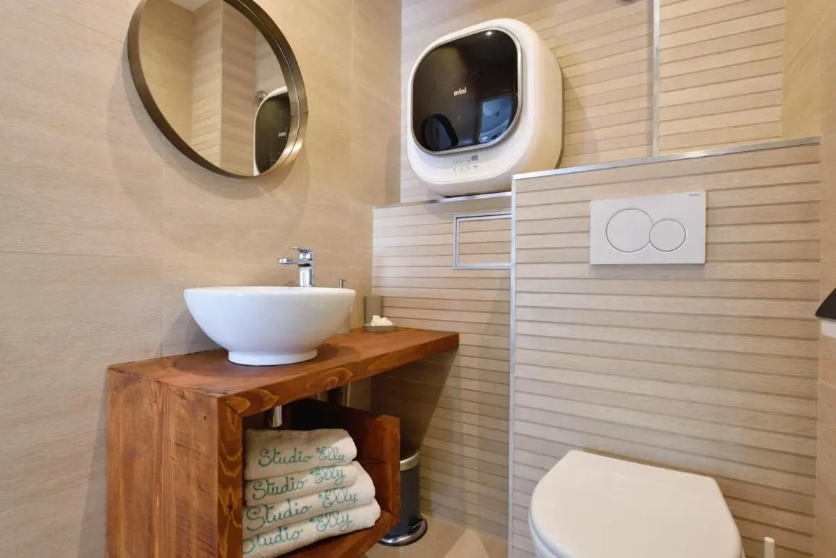 Image 2 of Studio Elly