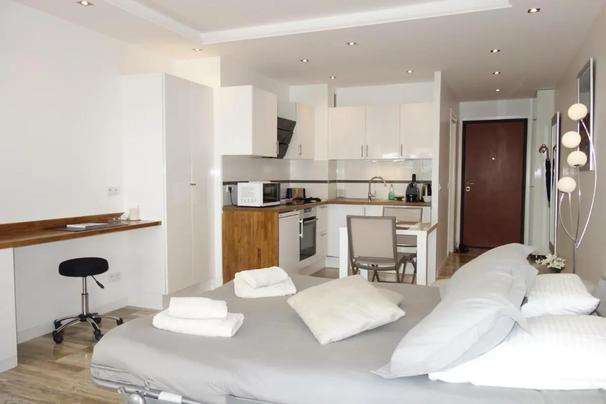 Image 2 of Studio Grand hôtel Croisette, by Welcome to Cannes