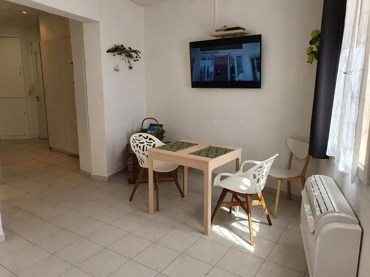 Image 4 of Suquet 22 – 2 Pièces, Cannes Cœur Historique, Calme, Plage à 300m, Parking