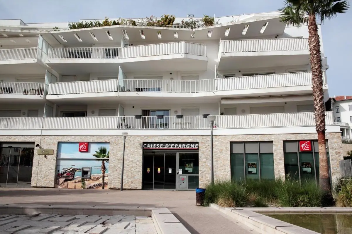 Image 2 of T2 proche de la gare, à 10 minutes à pieds de la Croisette, piscine & parking dans résidence de haut standing