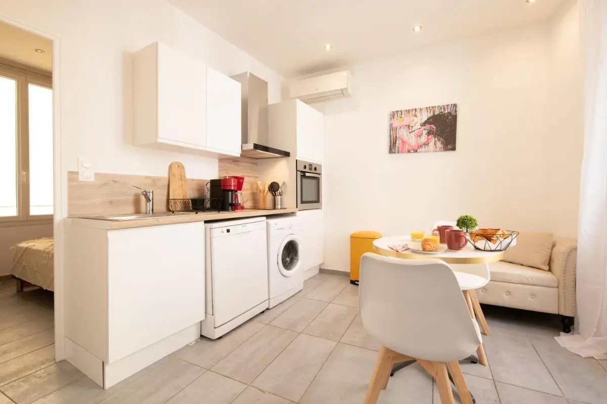 Image 1 of cœur historique de cannes entre palais et mer