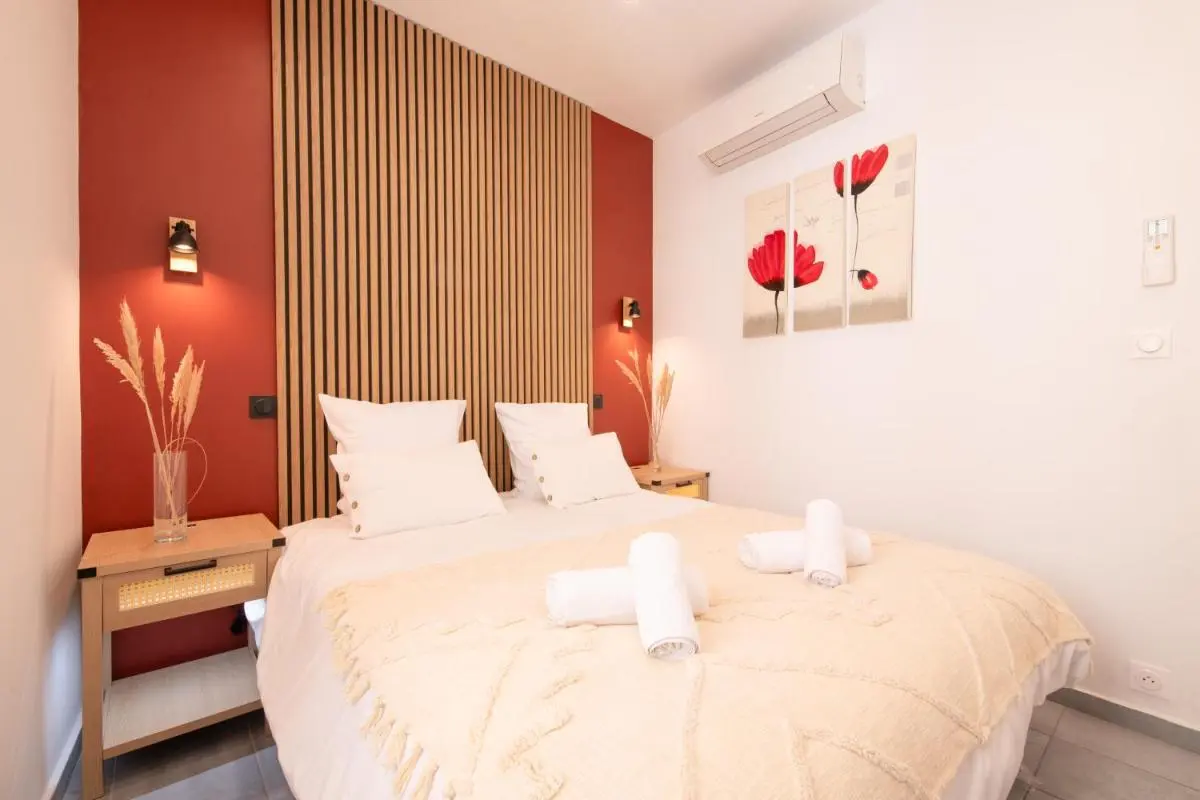 Image 6 of cœur historique de cannes entre palais et mer