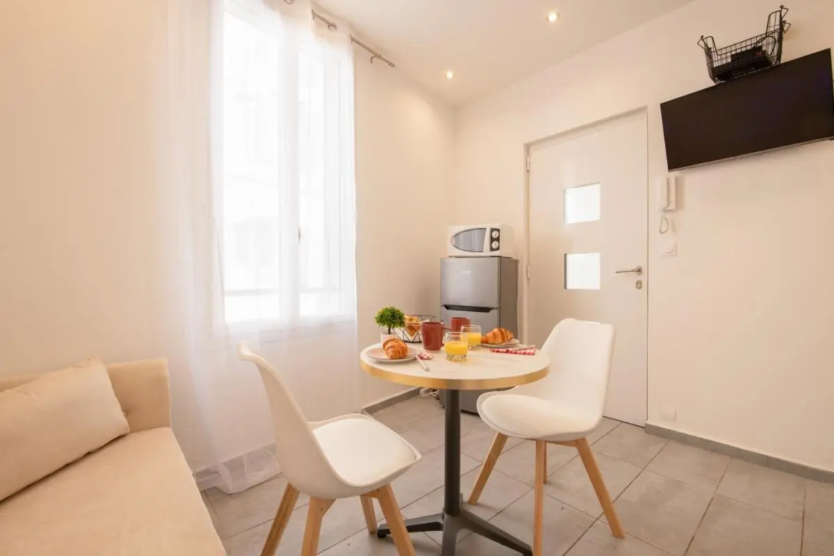 Image 3 of cœur historique de cannes entre palais et mer