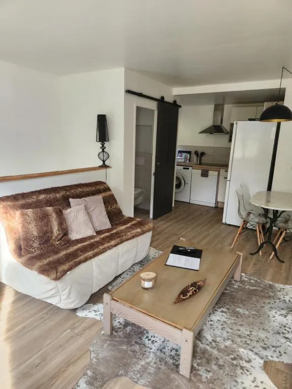 Image of Agréable appartement rénové situé dans les hauteurs de Brides