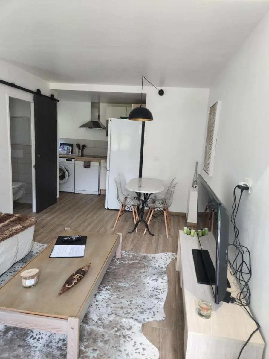 Image 1 of Agréable appartement rénové situé dans les hauteurs de Brides