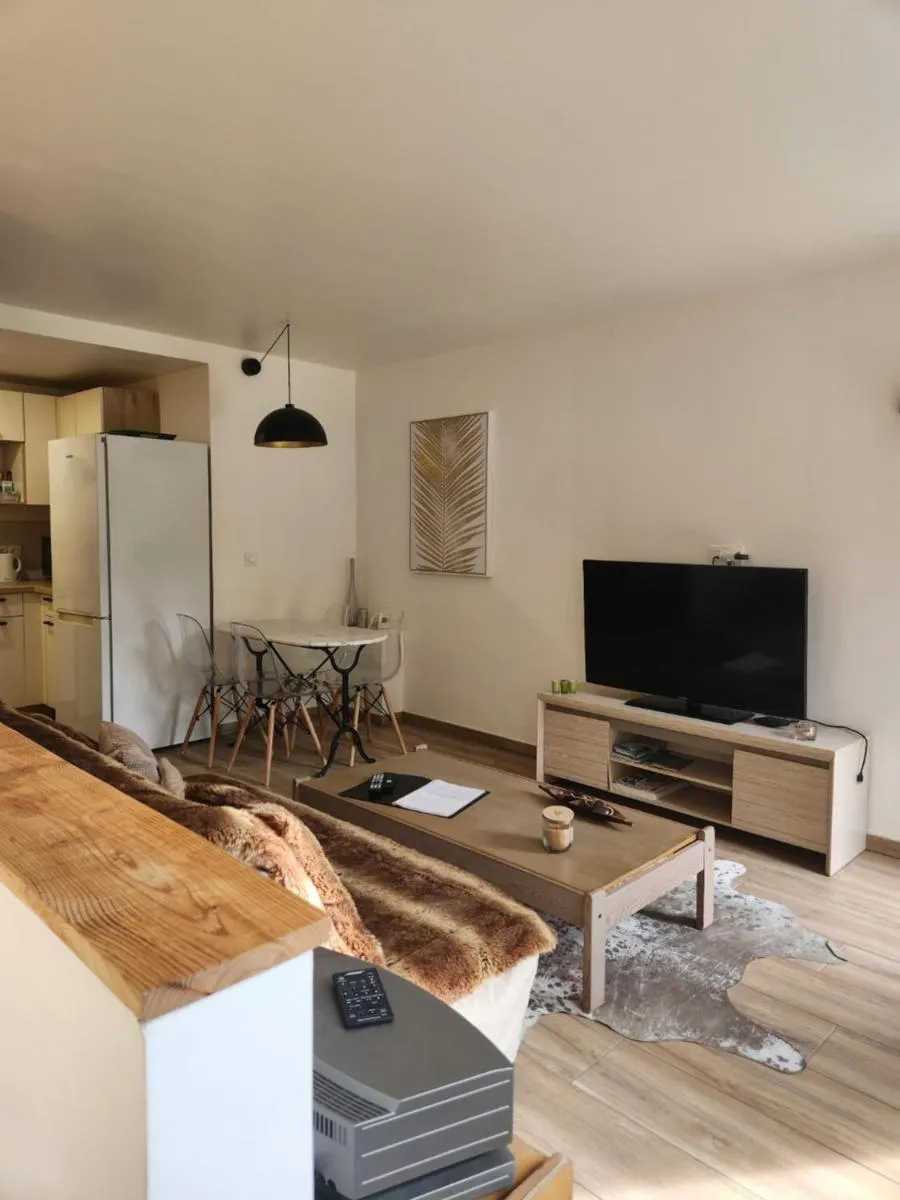 Image 2 of Agréable appartement rénové situé dans les hauteurs de Brides