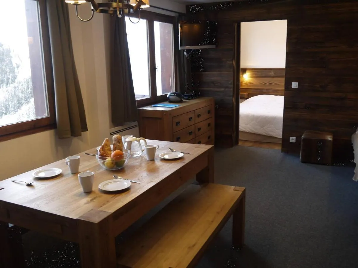 Image 1 of Appartement 2 chambres avec mezzanine, piste skis aux pieds – FR-1-355-77