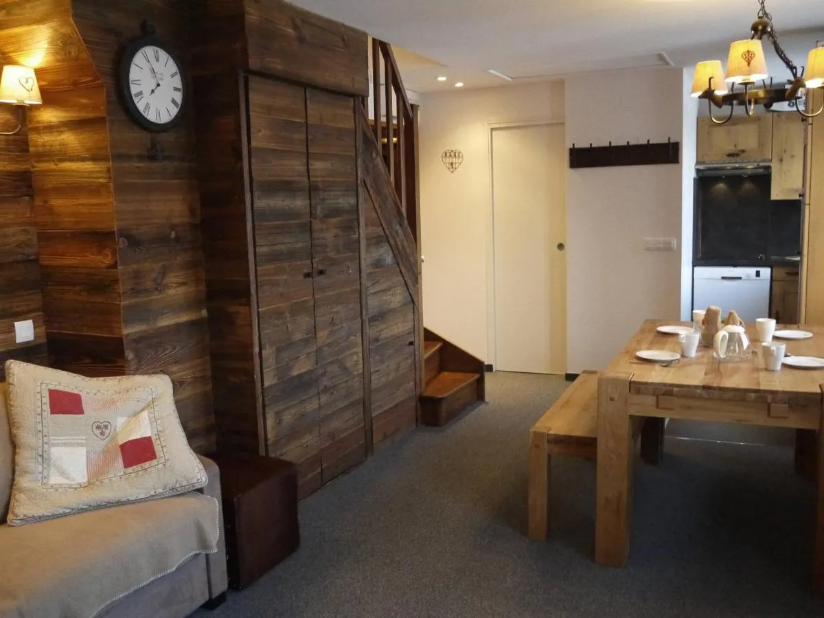 Image 3 of Appartement 2 chambres avec mezzanine, piste skis aux pieds – FR-1-355-77