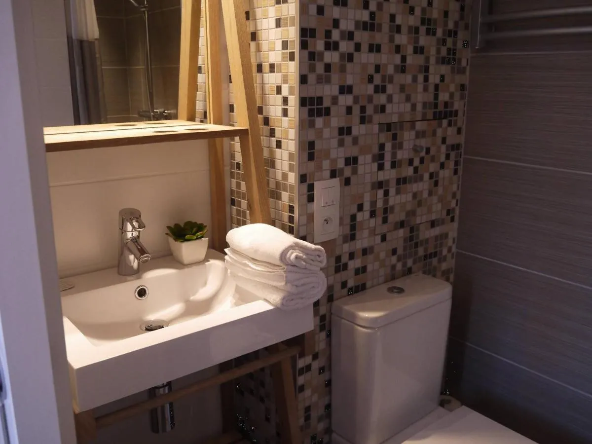Image 4 of Appartement 2 chambres avec mezzanine, piste skis aux pieds – FR-1-355-77