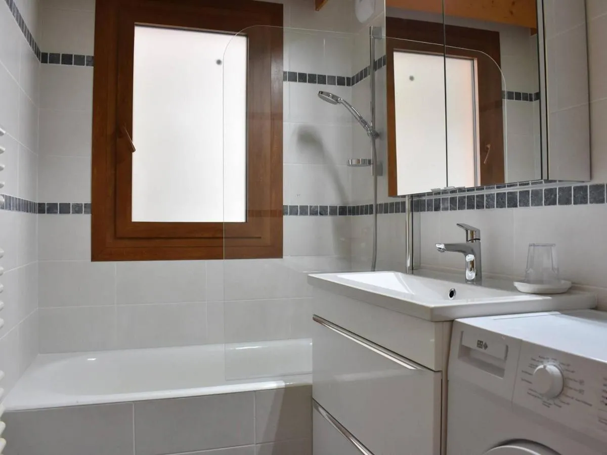 Image 4 of Appartement 3 pièces, piscine, skis aux pieds, centre de Méribel – FR-1-180-136