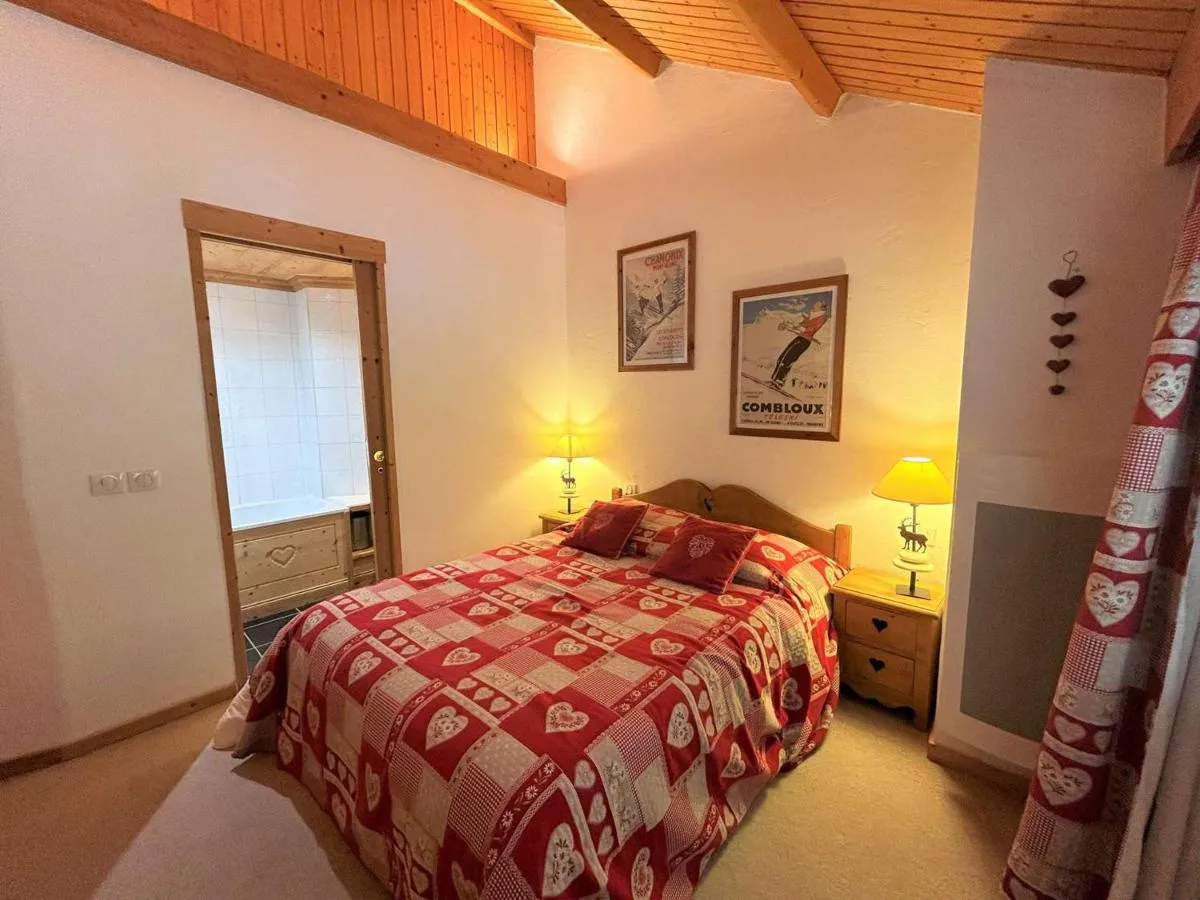 Image 3 of Appartement 4 pièces ski aux pieds, cheminée, piscine, Méribel, 6-8 pers – FR-1-180-177