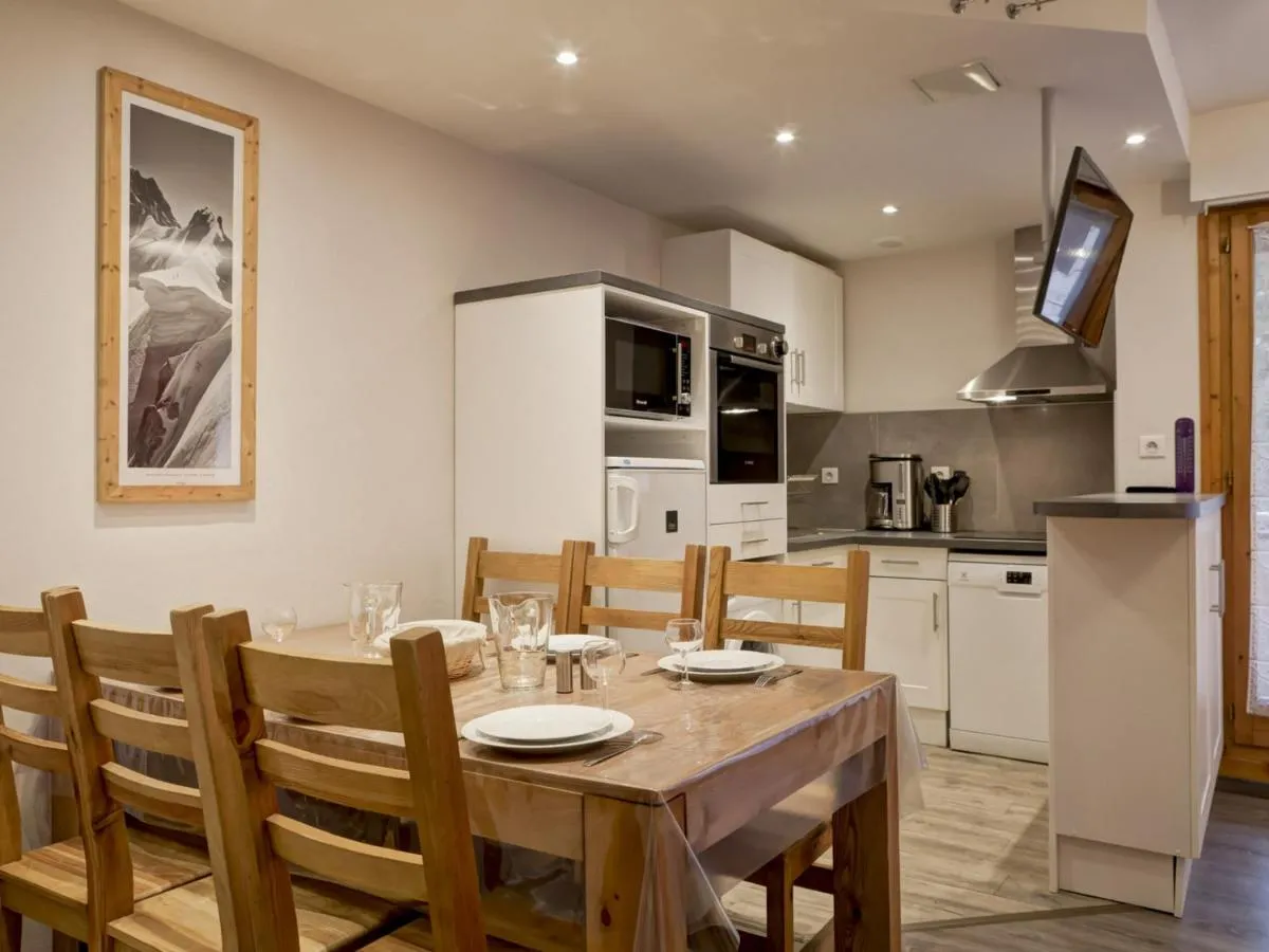 Image 1 of Appartement Centre-Ville avec Terrasse à Brides-les-Bains, Proche Télécabine et Spa – FR-1-512-138