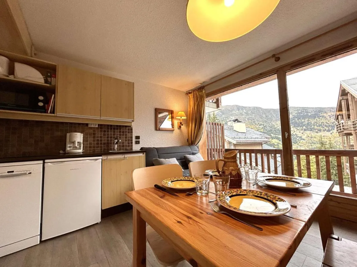 Image 2 of Appartement Montagne 4 pers à Méribel, Proche Pistes et Commerces, Animaux Acceptés – FR-1-180-99