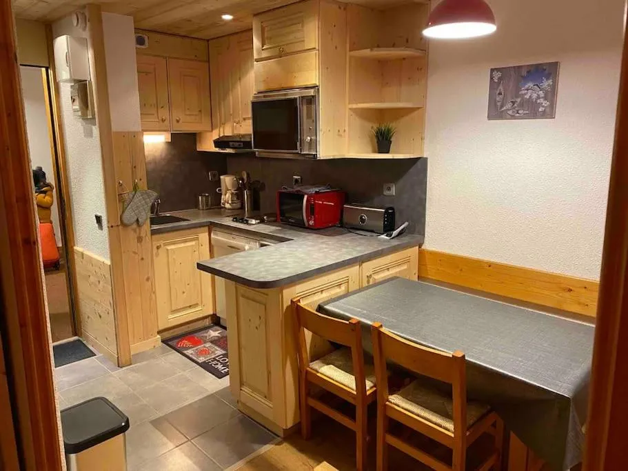 Image 1 of Appartement aux Coches skis aux pieds