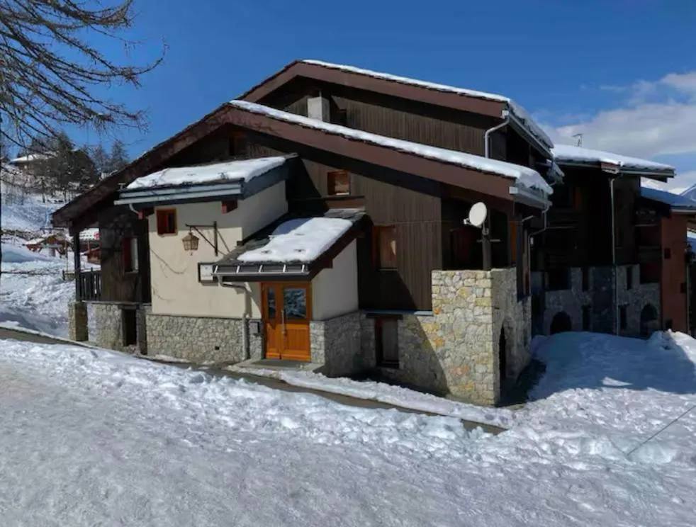 Image 2 of Appartement aux Coches skis aux pieds