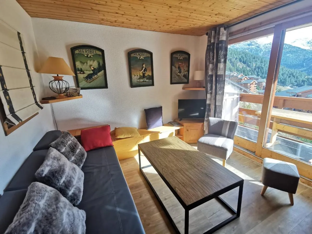 Image 1 of Appartement cosy avec accès direct aux pistes à Méribel – FR-1-355-82