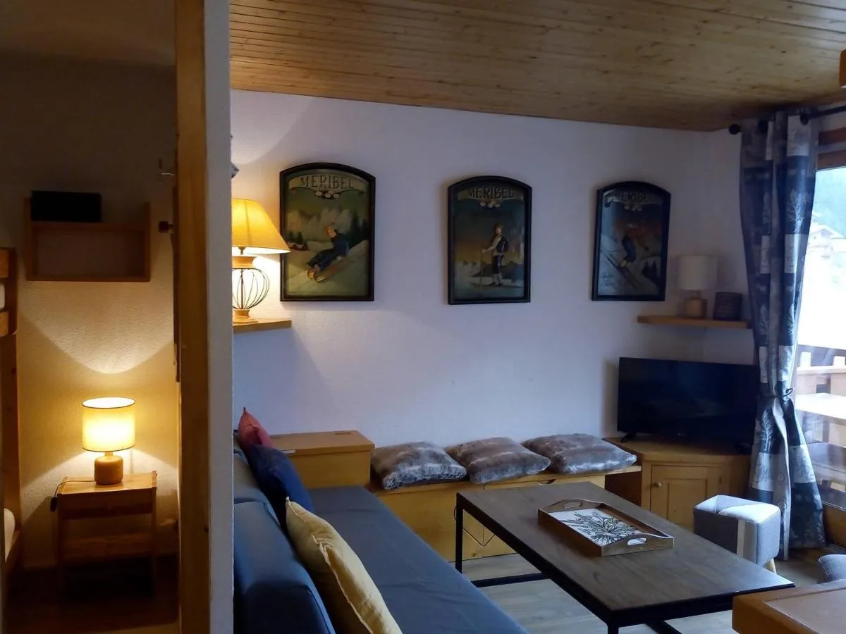 Image 2 of Appartement cosy avec accès direct aux pistes à Méribel – FR-1-355-82