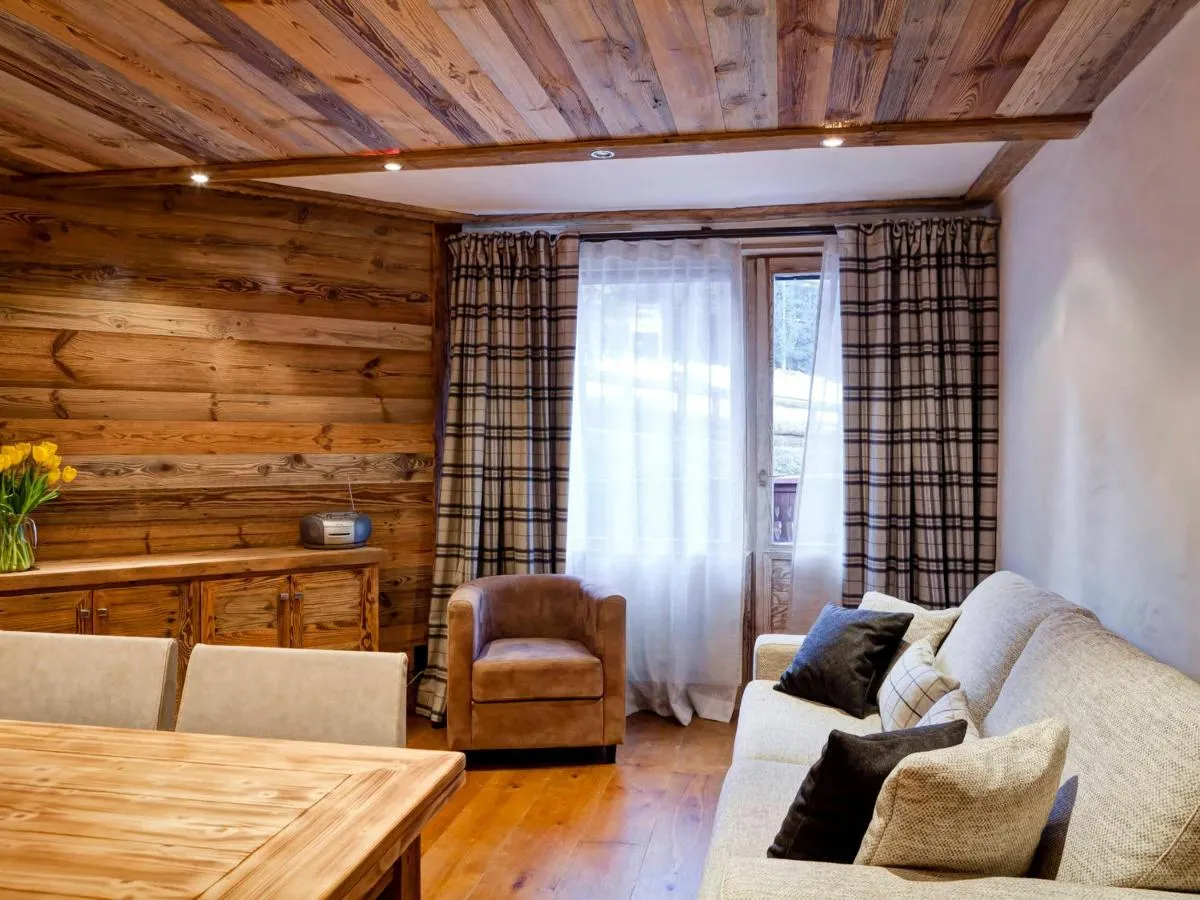 Image 1 of Appartement de standing au centre de Courchevel 1850, en bord de piste et avec terrasse – FR-1-514-35