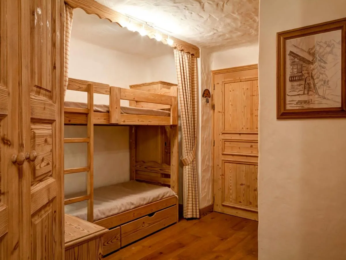 Image 3 of Appartement de standing au centre de Courchevel 1850, en bord de piste et avec terrasse – FR-1-514-35