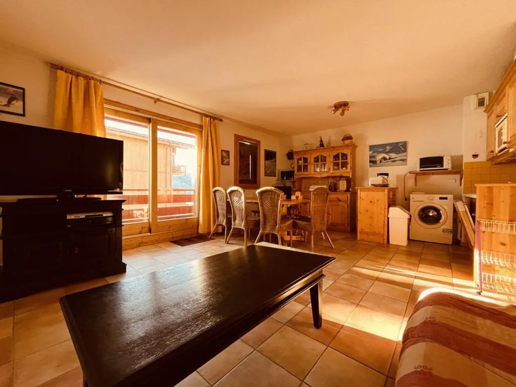 Image of Appartement lumineux avec balcon, 2 chambres, proche des pistes – FR-1-757-112