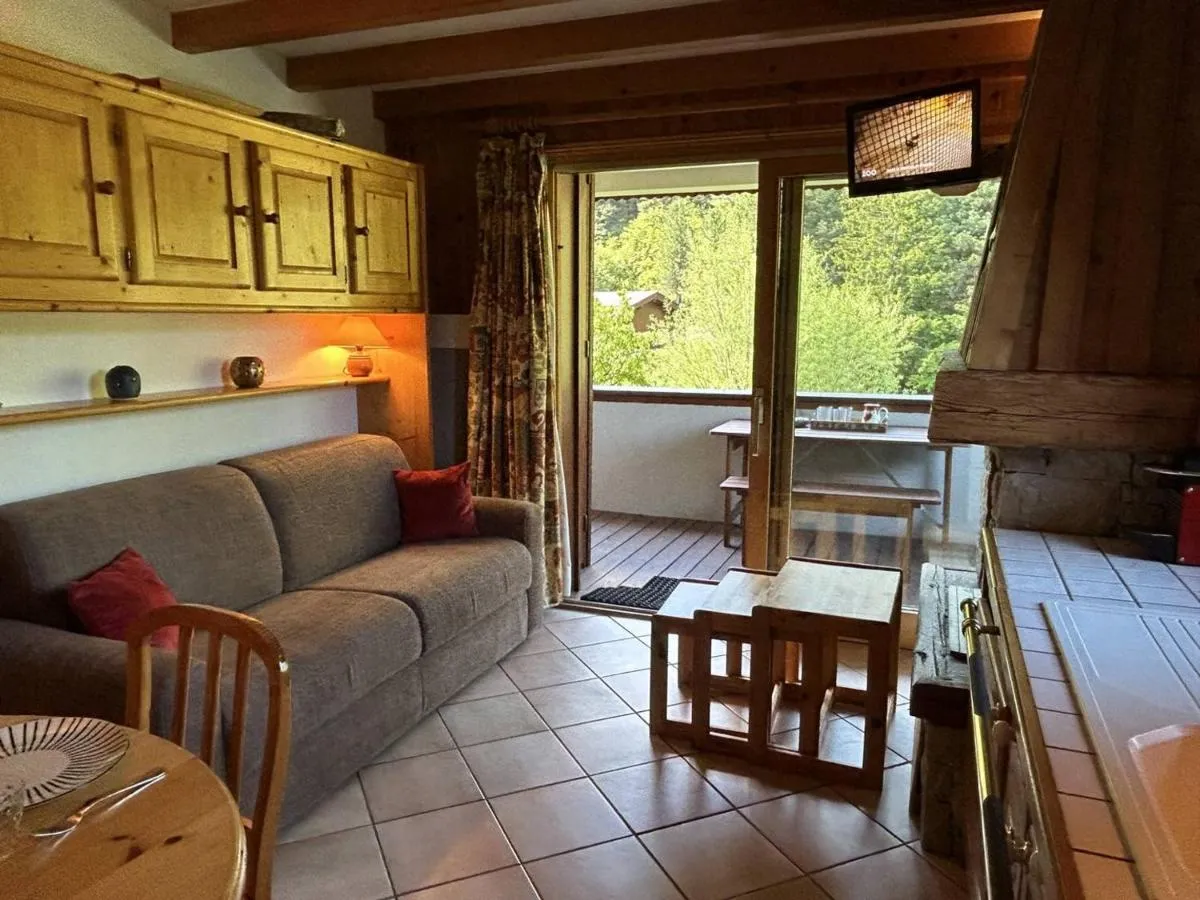 Image 1 of Appartement moderne 4 pers. à Méribel avec cuisine équipée, TV et balcon – FR-1-355-264
