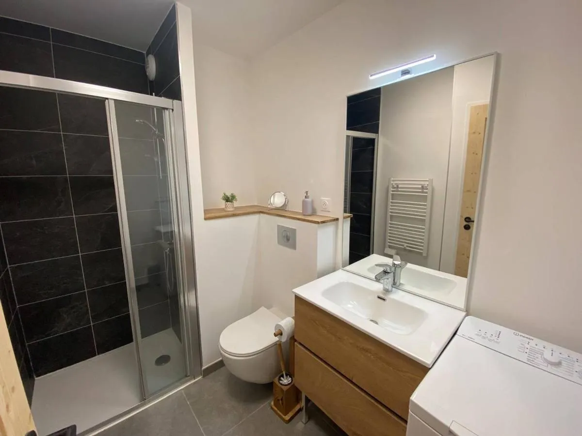 Image 5 of Appartement neuf 2 chambres, parking inclus, proche bus gratuit – FR-1-356-531