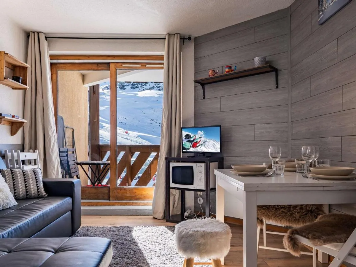 Image 2 of Appartement rénové Val Thorens – 5 pers, balcon, commerces au pied, local à ski – FR-1-637-65