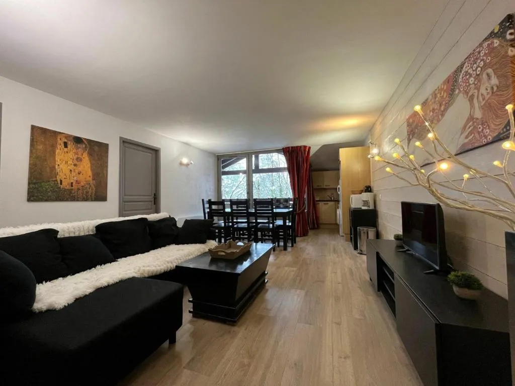 Image of Appartement spacieux 8 pers avec balcon, parking et WiFi, proche centre et thermes – FR-1-512-214