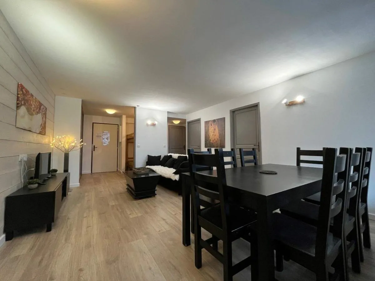 Image 1 of Appartement spacieux 8 pers avec balcon, parking et WiFi, proche centre et thermes – FR-1-512-214