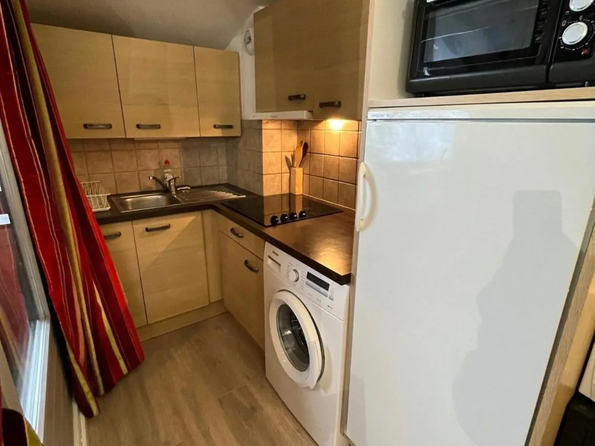 Image 3 of Appartement spacieux 8 pers avec balcon, parking et WiFi, proche centre et thermes – FR-1-512-214