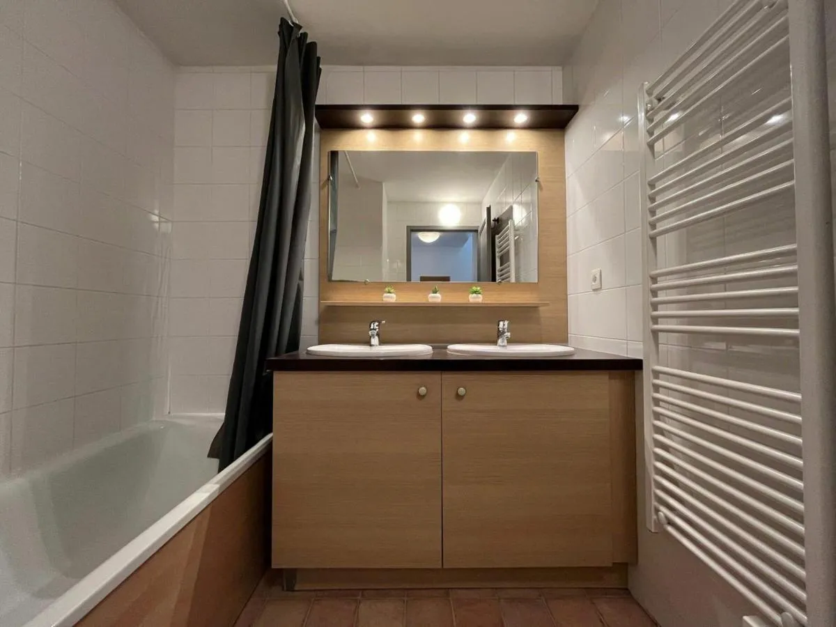 Image 5 of Appartement spacieux 8 pers avec balcon, parking et WiFi, proche centre et thermes – FR-1-512-214