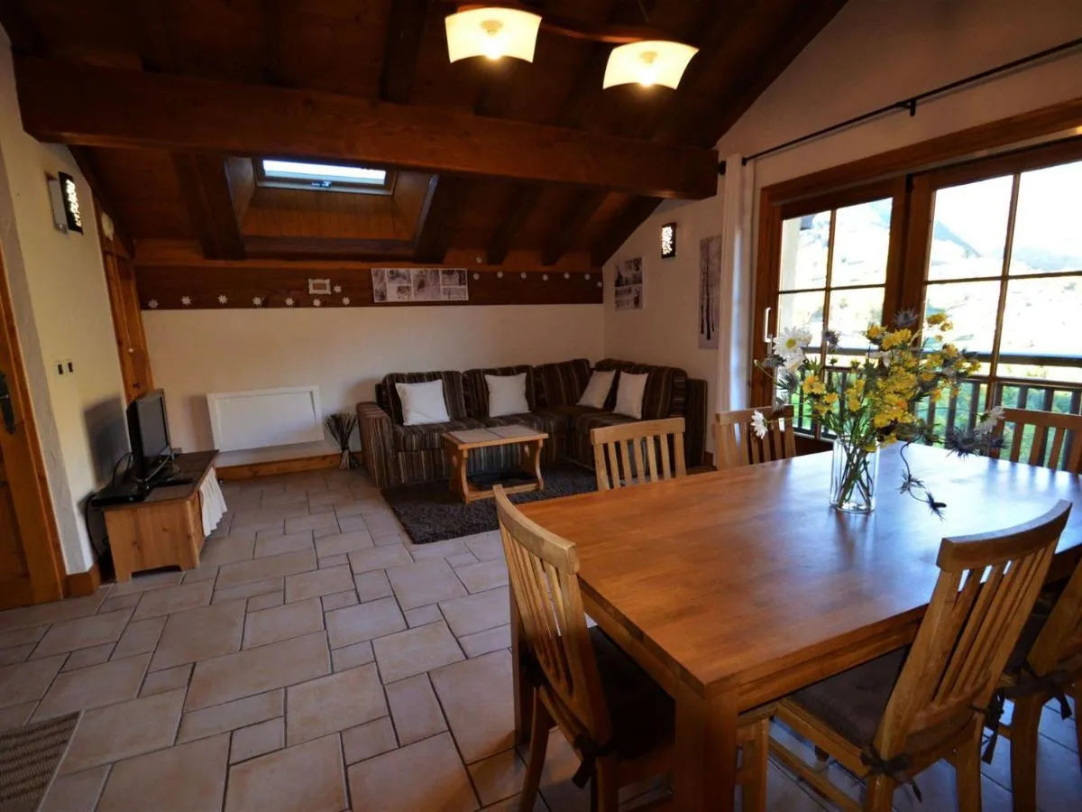 Image 1 of Chalet Authentique Rénové à St Martin, Terrasse, Proche Pistes et Navette Gratuite – FR-1-452-60