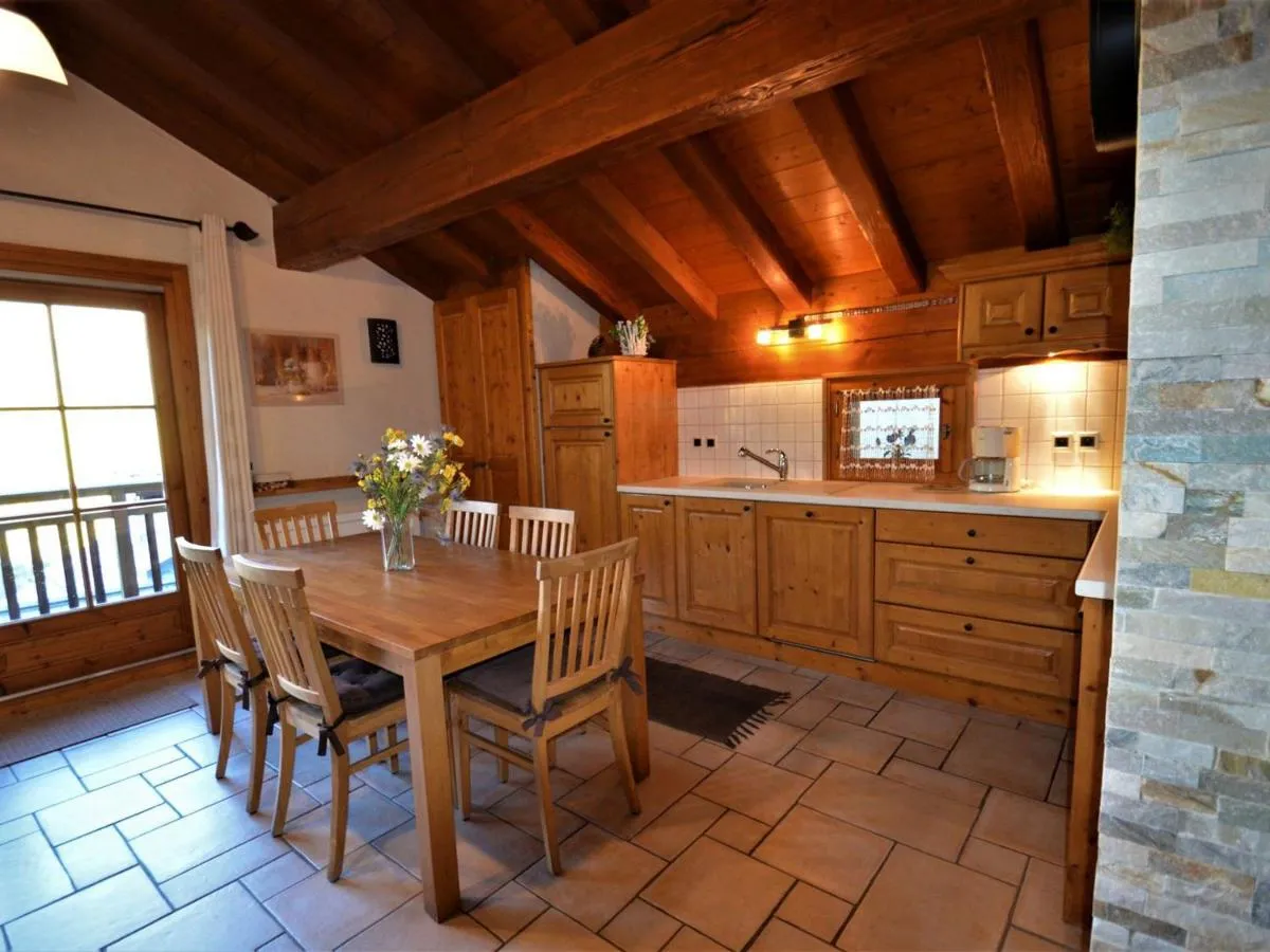 Image 4 of Chalet Authentique Rénové à St Martin, Terrasse, Proche Pistes et Navette Gratuite – FR-1-452-60