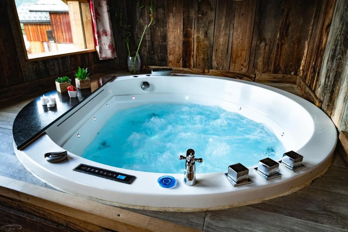 Image 2 of Chalet La Plagne jacuzzi vue top