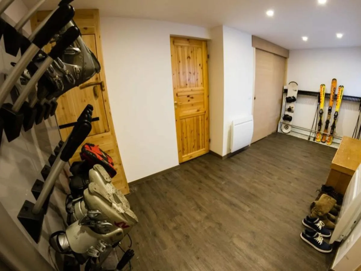 Image 5 of Chalet Noëlla – Chalet traditionnel en bois à 250m des pistes, centre et animations, 14 pers – FR-1-513-60