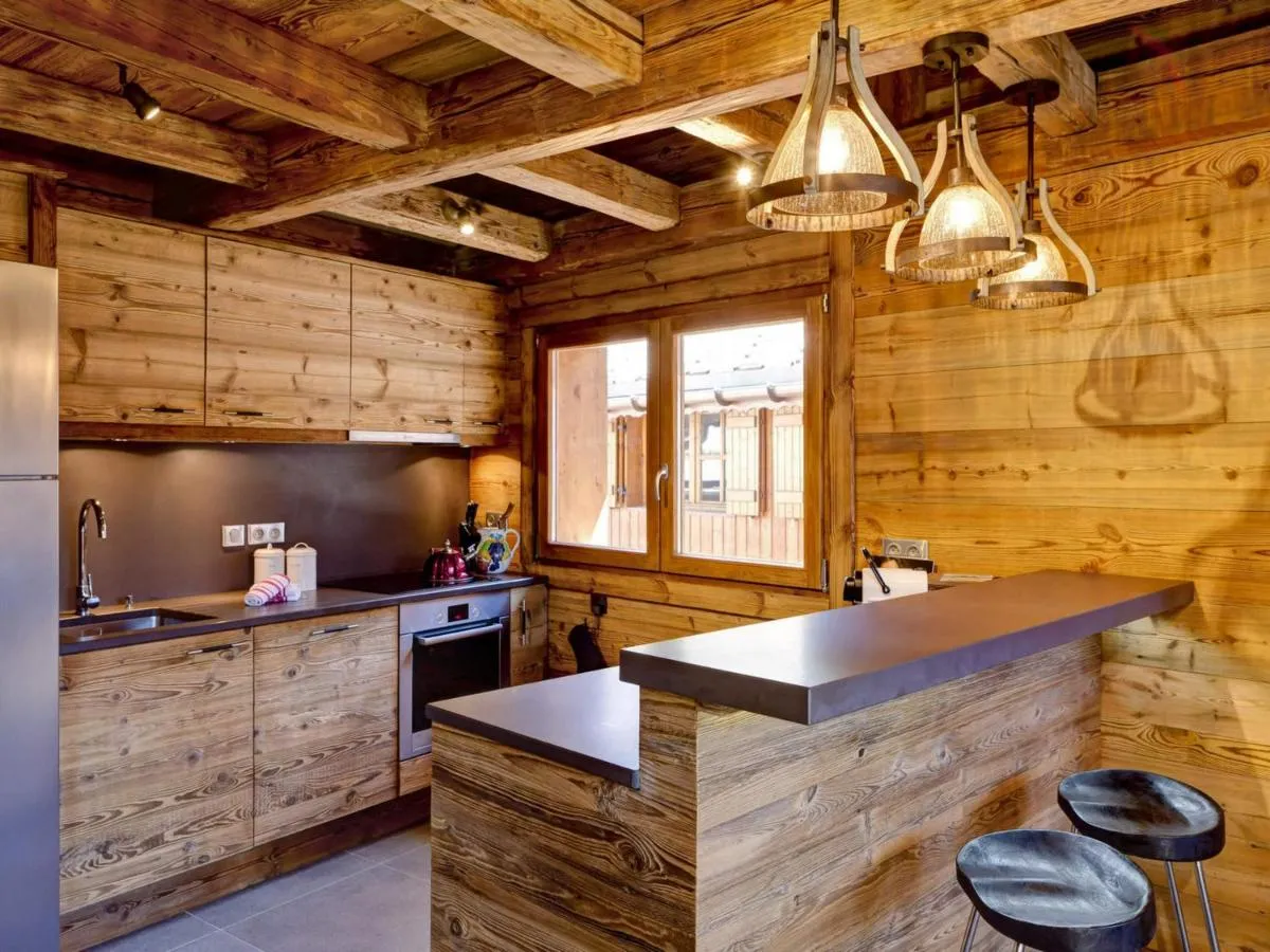 Image 2 of Chalet rénové au cœur du Praz, Courchevel, à 150m des pistes, 4 chambres, 9 personnes – FR-1-514-20
