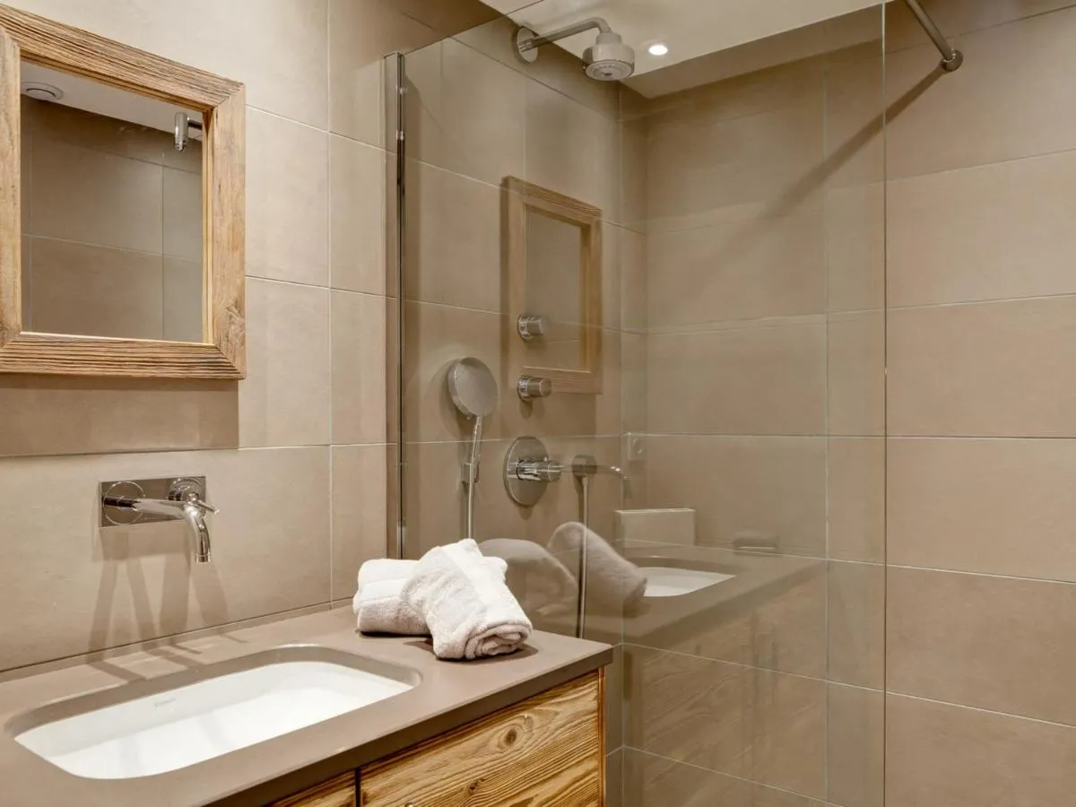 Image 4 of Chalet rénové au cœur du Praz, Courchevel, à 150m des pistes, 4 chambres, 9 personnes – FR-1-514-20