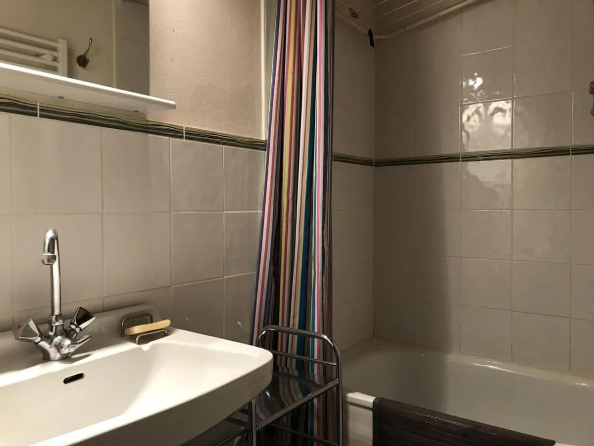 Image 4 of Chalet rustique pour 11 pers, accès direct pistes, animaux admis, Wi-Fi – FR-1-757-126